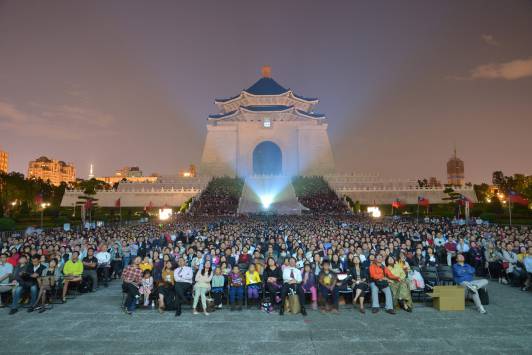 當(dāng)天3,000多人齊聚中正紀(jì)念堂民主廣場(chǎng)《看見(jiàn)臺(tái)灣》露天首映會(huì)，好熱血!好感動(dòng)!