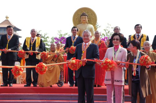 佛光山佛陀紀(jì)念館開幕儀式由星云大師、臺(tái)灣地區(qū)領(lǐng)導(dǎo)人馬英九、震旦集團(tuán)董事長陳永泰(右二)等數(shù)十位貴賓共同揭幕剪彩。